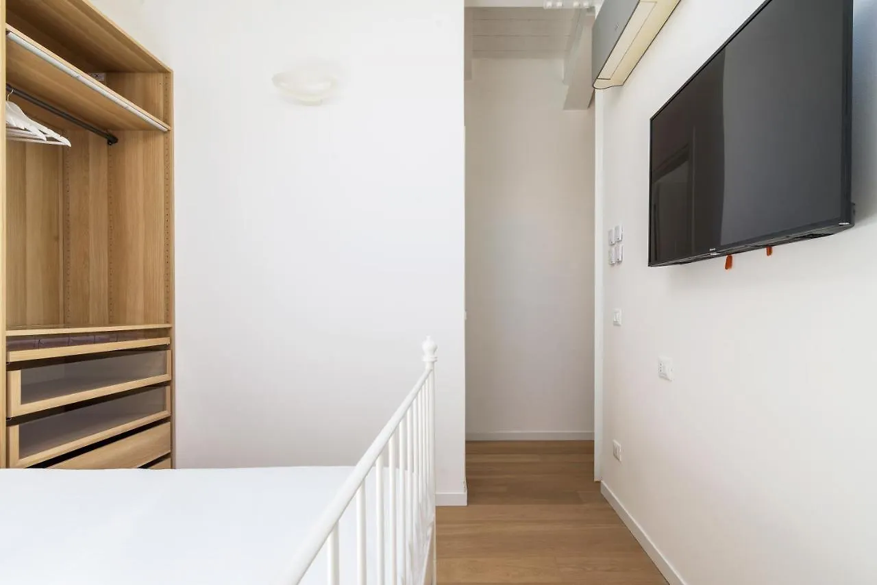 White Navigli Apartment Milan